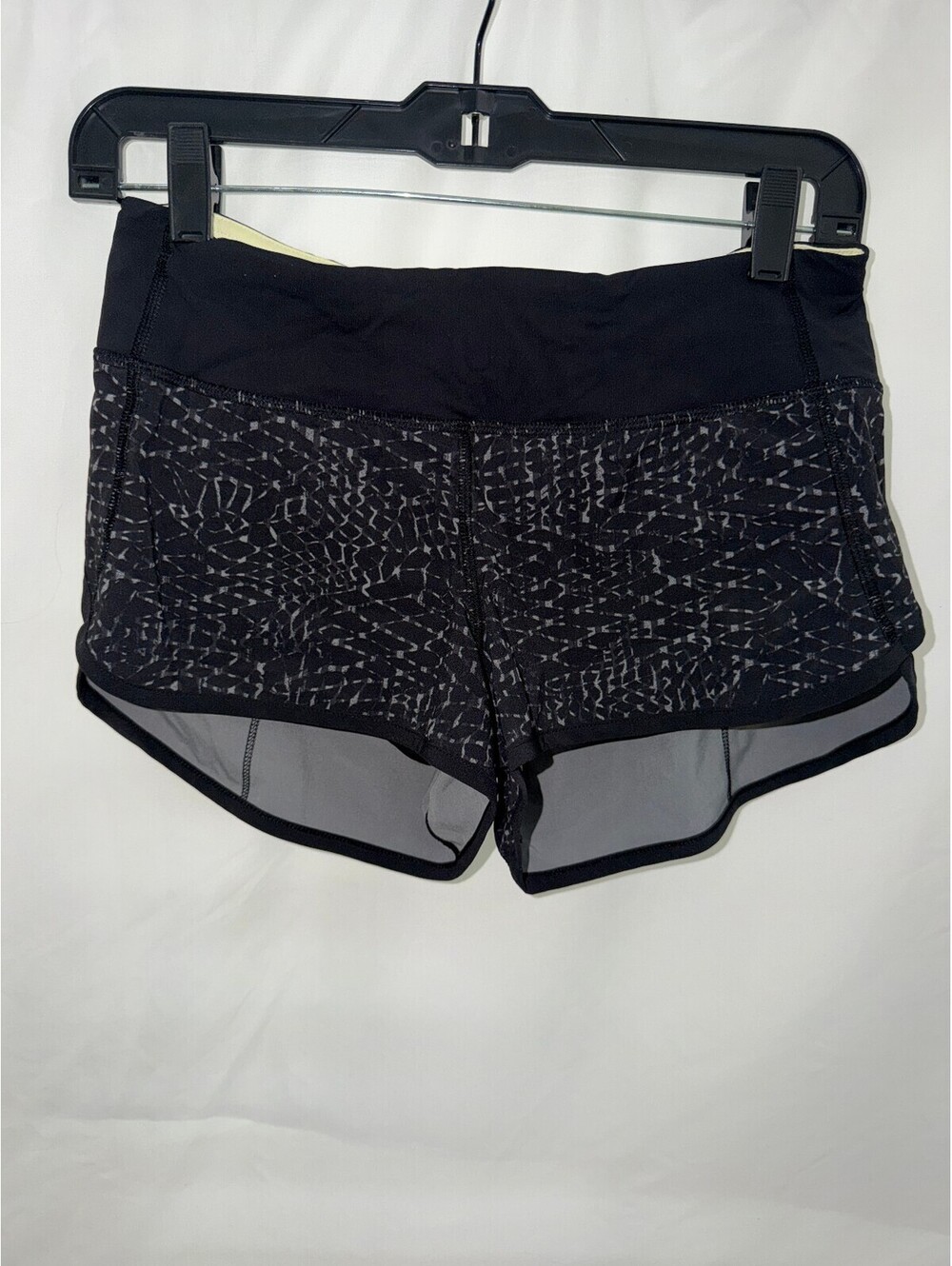 Lululemon Athletica Women's Athletic Shorts Size 4 Black Gray Pattern